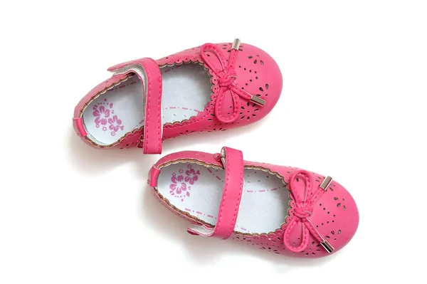 Mooie roze baby schoenen op een witte achtergrond — Stockfoto