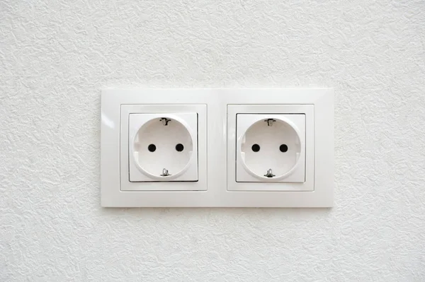 Dos tomas eléctricas emparejadas en la pared — Foto de Stock