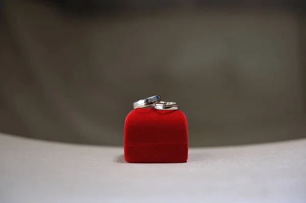 Belos anéis de casamento em uma caixa vermelha — Fotografia de Stock