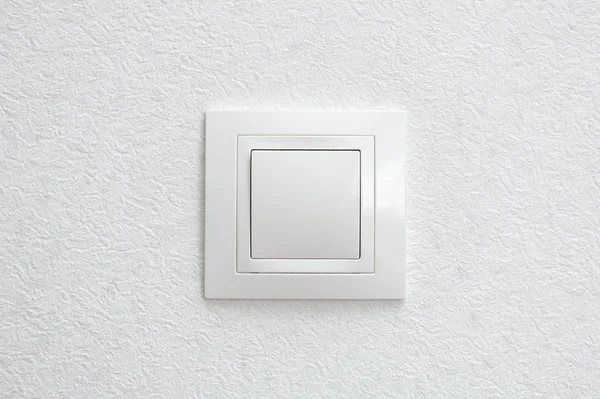 Interruptor de luz blanco montado en pared blanca — Foto de Stock