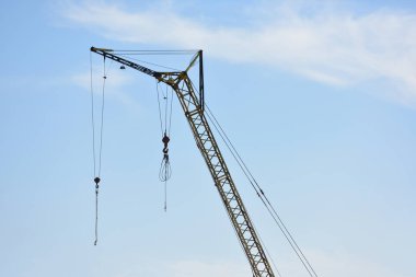 İnşaat vinç mavi gökyüzü bulutlu