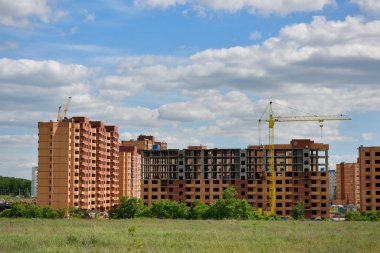 Yeni bir bölgede bir apartman inşaatı