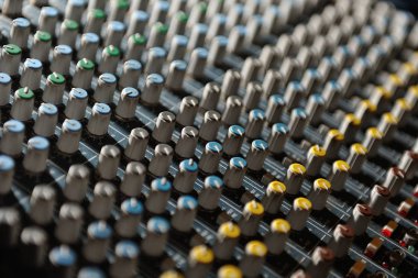 Eski müzik mikseri kirli ve yakın plan çalışıyor.