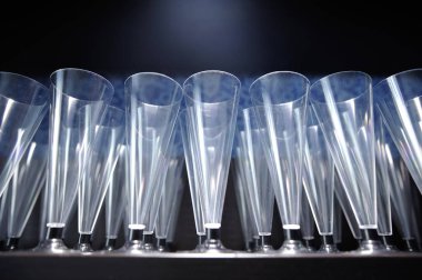 Boş plastik meşrubat bardakları rafta.