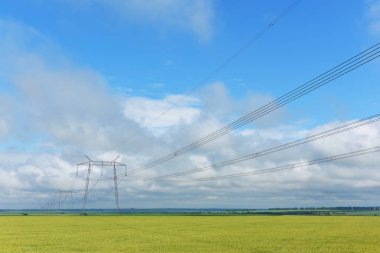Çok uzun kablolar ve büyük güç iletim direkleri.