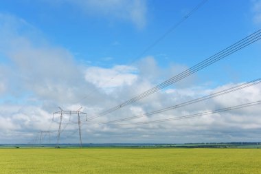 Çok uzun kablolar ve büyük güç iletim direkleri.