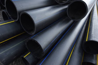 Su sağlama için büyük siyah plastik borular