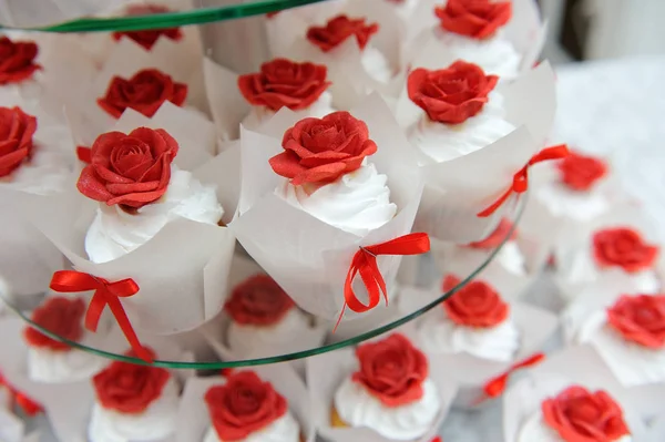 Gyönyörű és ízletes esküvői cupcake fehér és piros színű — Stock Fotó