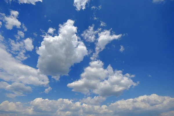 Gyönyörű kék ég felhőkkel a napsütéses napokon — Stock Fotó