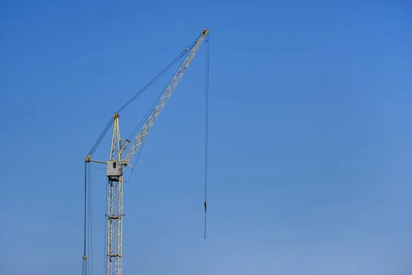 Gran grúa de construcción contra el cielo azul — Foto de Stock