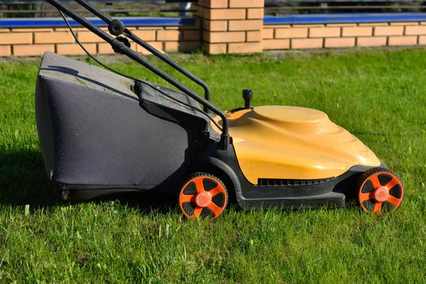 Cortacésped en césped verde en el jardín en casa — Foto de Stock