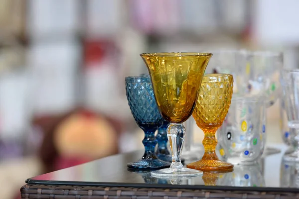 Hermosos vasos de vidrio de colores en la mesa —  Fotos de Stock