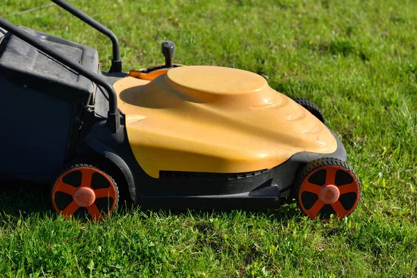 Cortacésped en césped verde en el jardín en casa — Foto de Stock