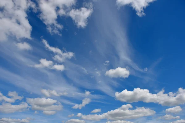 Mooie wolken in de blauwe lucht in het voorjaar — Stockfoto