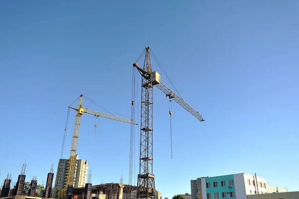 Deux grues de construction contre le ciel bleu — Photo