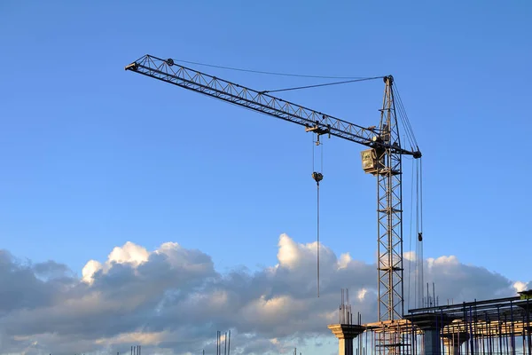 Não é um grande guindaste de construção contra o céu azul — Fotografia de Stock