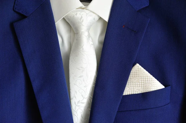 Elegante terno azul escuro masculino, camisa branca e gravata branca — Fotografia de Stock