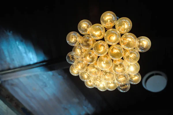 Lustre créatif au plafond d'un ensemble d'ampoules rétro — Photo