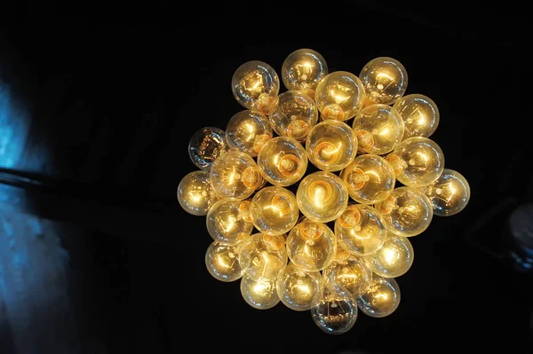 Creative chandelier on the ceiling of a set of retro light bulbs — Stock Photo, Image
