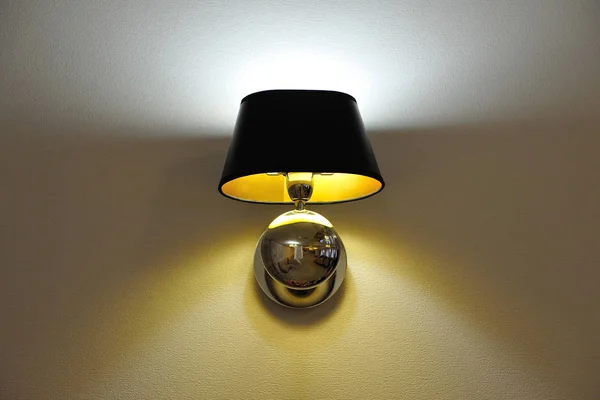 내부에 있는 벽 램프, 아름답게 안팎으로 빛나고 있다 — 스톡 사진
