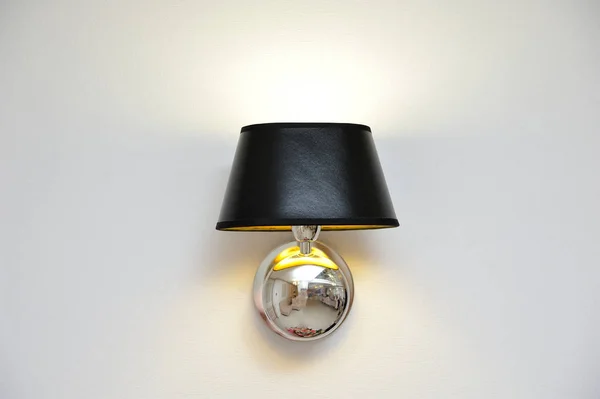 Lampada da parete all'interno, splendidamente brilla su e giù — Foto Stock