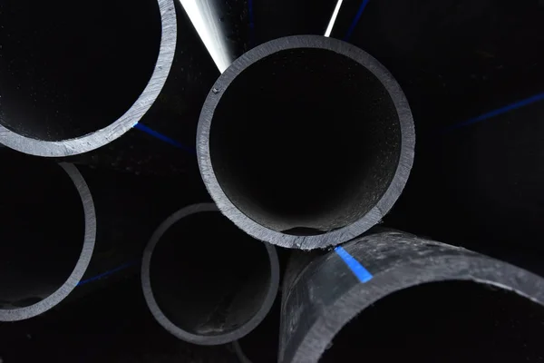 Stor svart plaströr för vattenförsörjning — Stockfoto
