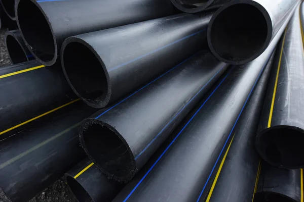 Su sağlama için büyük siyah plastik borular