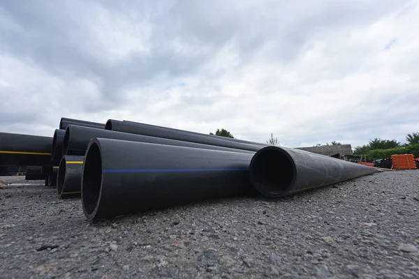 Große schwarze Kunststoffrohre für die Wasserversorgung — Stockfoto