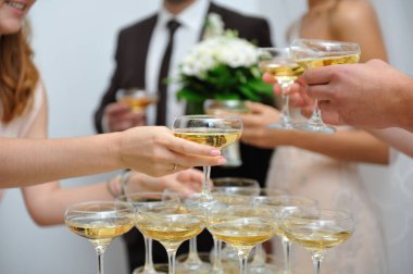 Şampanya piramidi ve insanların elleri.