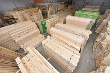 Ormanlı bir depoda birçok katlanmış tahta parçası var.