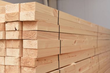 Ormanlı bir depoda birçok katlanmış tahta parçası var.