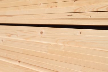 Ormanlı bir depoda birçok katlanmış tahta parçası var.