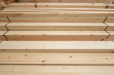 Ormanlı bir depoda birçok katlanmış tahta parçası var.