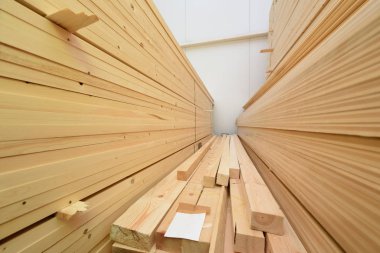 Ormanlı bir depoda birçok katlanmış tahta parçası var.