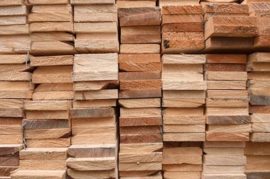 Ormanlı bir depoda katlanmış ahşap kalasların dokusu. Sondan görüntüle