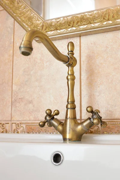 Banyodaki lavaboda güzel bir bronz musluk var. — Stok fotoğraf