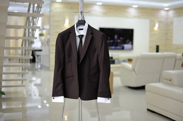 Manlig kostym står i ett vackert rum — Stockfoto