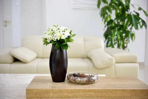 テーブルの上に黒い花瓶の花 — ストック写真