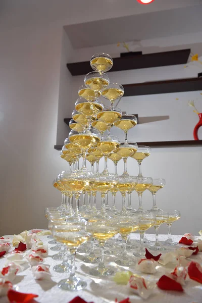 Big Pyramid of Champagne in a restaurant — Stock Photo, Image