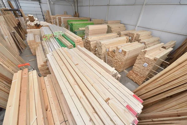 Muchos tablones de madera plegados en un almacén con un bosque — Foto de Stock