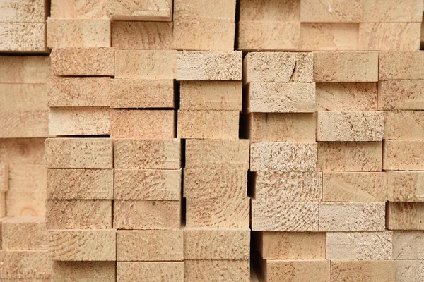Textura de tablones de madera plegados en un almacén con un bosque. Vista desde el final — Foto de Stock