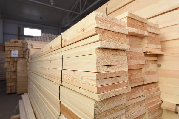 Muchos tablones de madera plegados en un almacén con un bosque — Foto de Stock