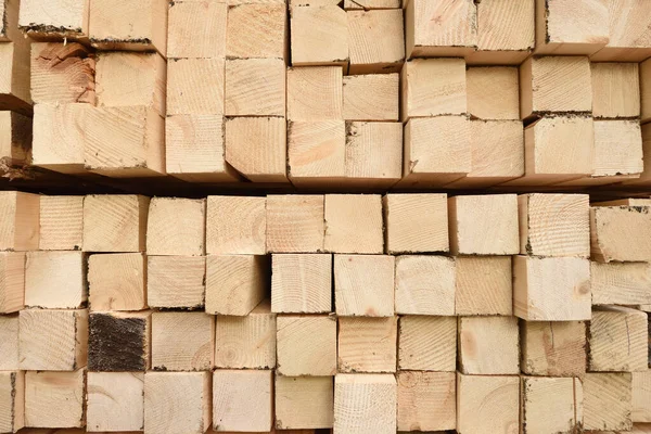 Textura de tablones de madera plegados en un almacén con un bosque. Vista desde el final — Foto de Stock