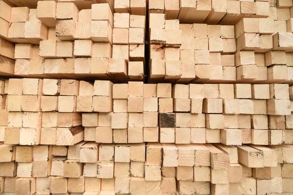 Textura de tablones de madera plegados en un almacén con un bosque. Vista desde el final — Foto de Stock