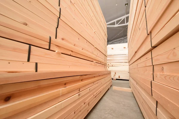 Muchos tablones de madera plegados en un almacén con un bosque —  Fotos de Stock