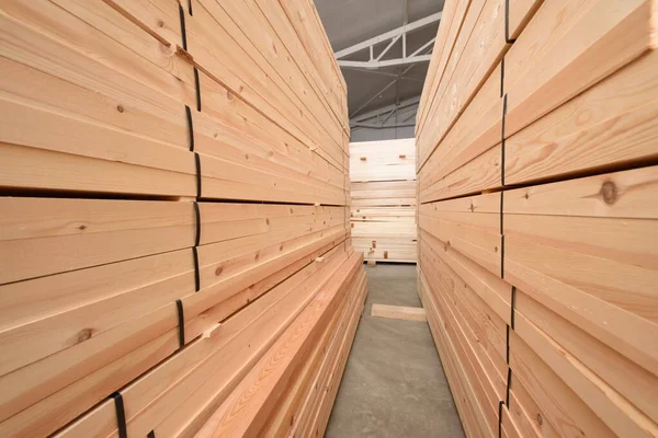 Viele gefaltete Holzbohlen in einer Lagerhalle mit Wald — Stockfoto
