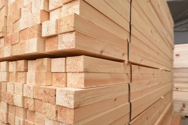 Muchos tablones de madera plegados en un almacén con un bosque — Foto de Stock