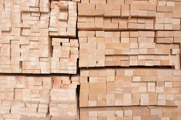 森を持つ倉庫内の折り畳まれた木製の板の質感。最後から見る — ストック写真
