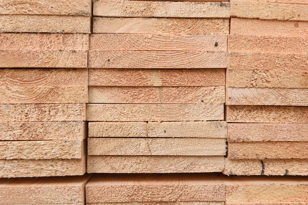 Textura de tablones de madera plegados en un almacén con un bosque. Vista desde el final — Foto de Stock