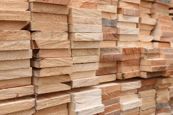 Textura de tablones de madera plegados en un almacén con un bosque. Vista desde el final — Foto de Stock